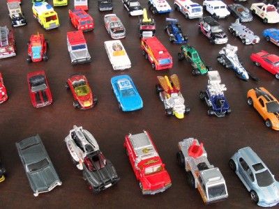 HUGE LOT 215 HOT WHEELS and MATCHBOX CARS & A FEW BOATS PLUS CARRY