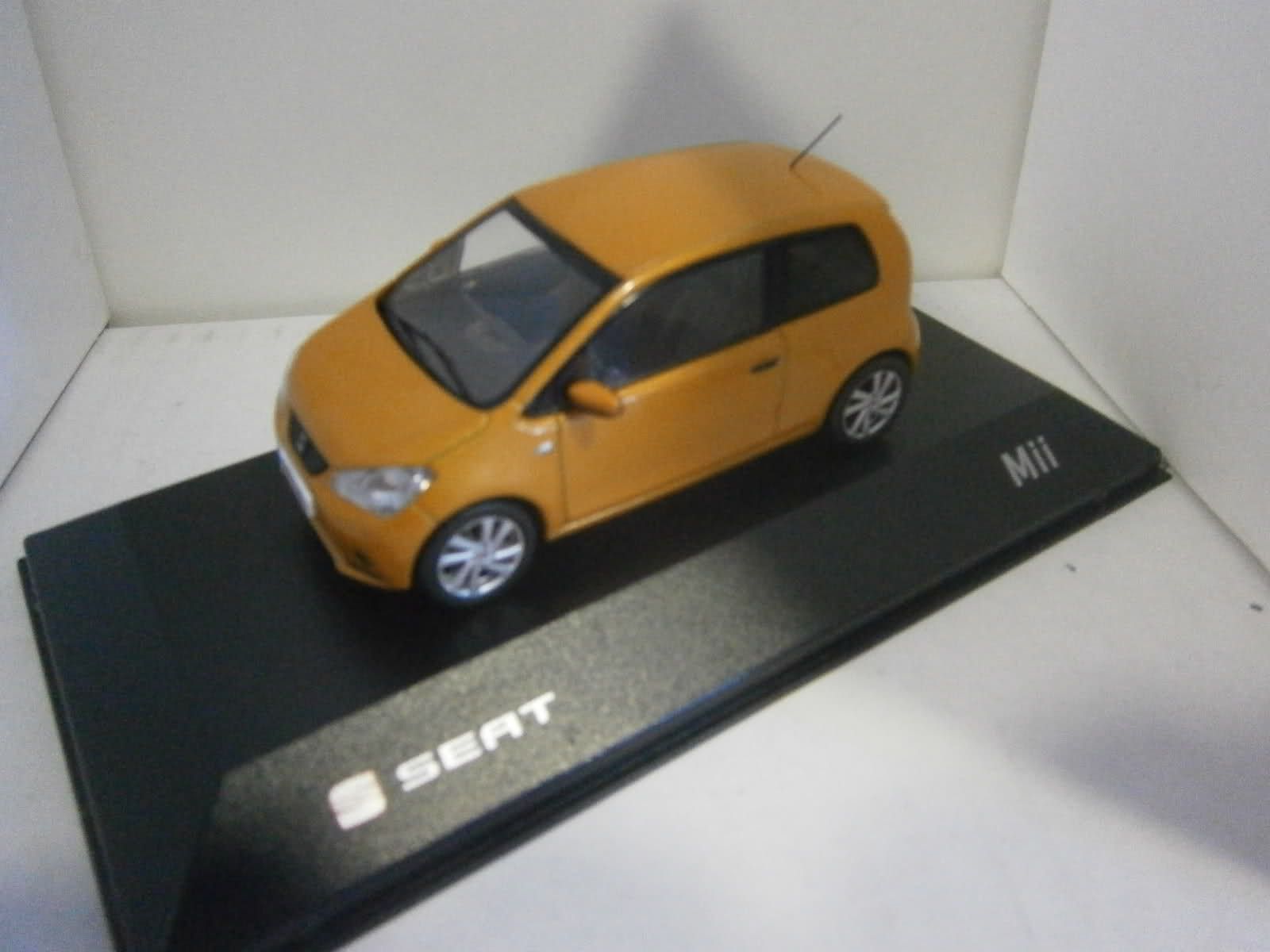 SEAT AUTOMOCION Mii , COLOR TRIBU , 1/43