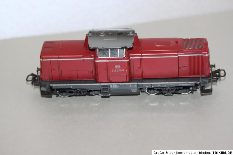 Es ist eine Märklin 3072 Diesellok Baureihe 212 215 8 DB Spur H0 .