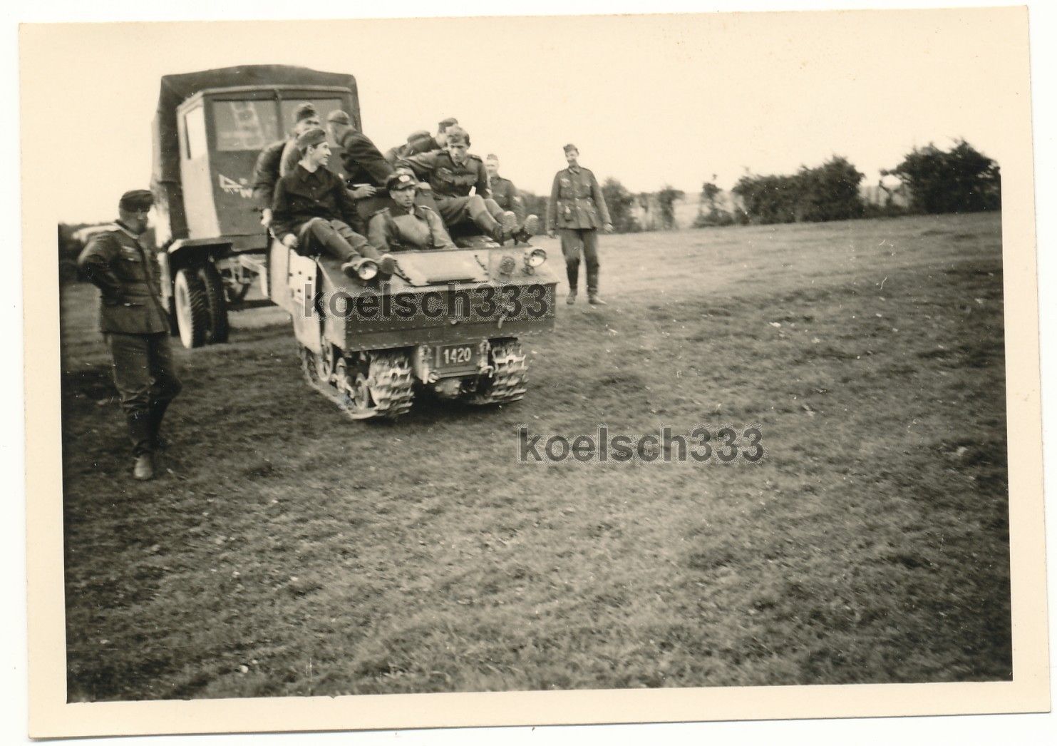 Foto Panzerjäger Abt. 267 Utility Tractor Panzer Beute LKW Assesse