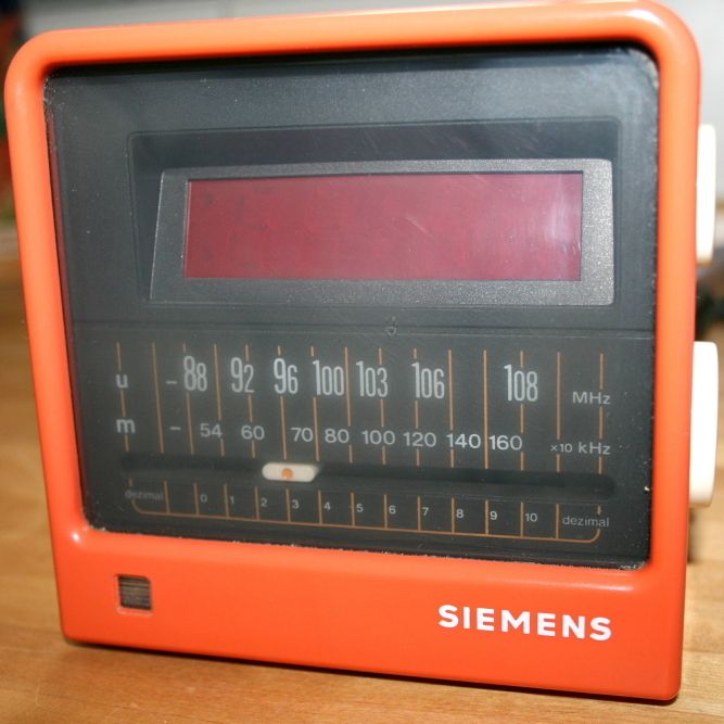 Radiowecker Siemens RG 261 ORANGE Würfel