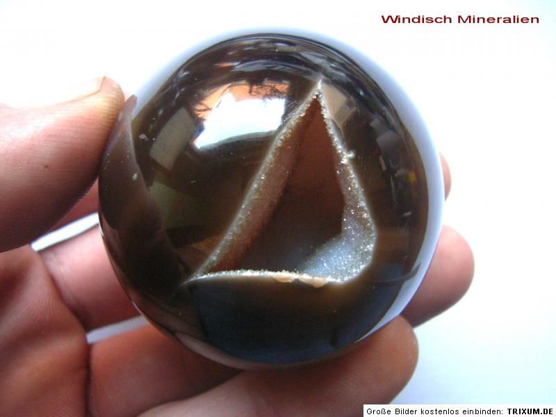 Wunderschöne SARDONYX Kugel mit KRISTALLDRUSE, 49,5 mm 156,80 Gramm