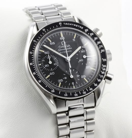 Die Omega Speedmaster Automatic, die Sie hier bewundern können, ist