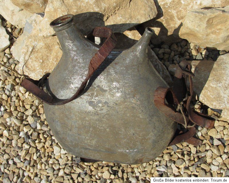 alte Feldflasche aus Frankreich aus Metall mit Lederriemen 1. WK oder