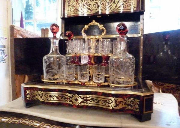 Cave à liqueur Boulle verrerie cristal et rouge XIXe