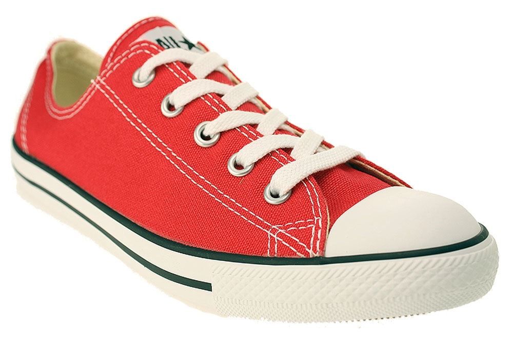 Mit dem roten Sneaker CHUCK TAYLOR AS DAINTY aus dem legendären Hause