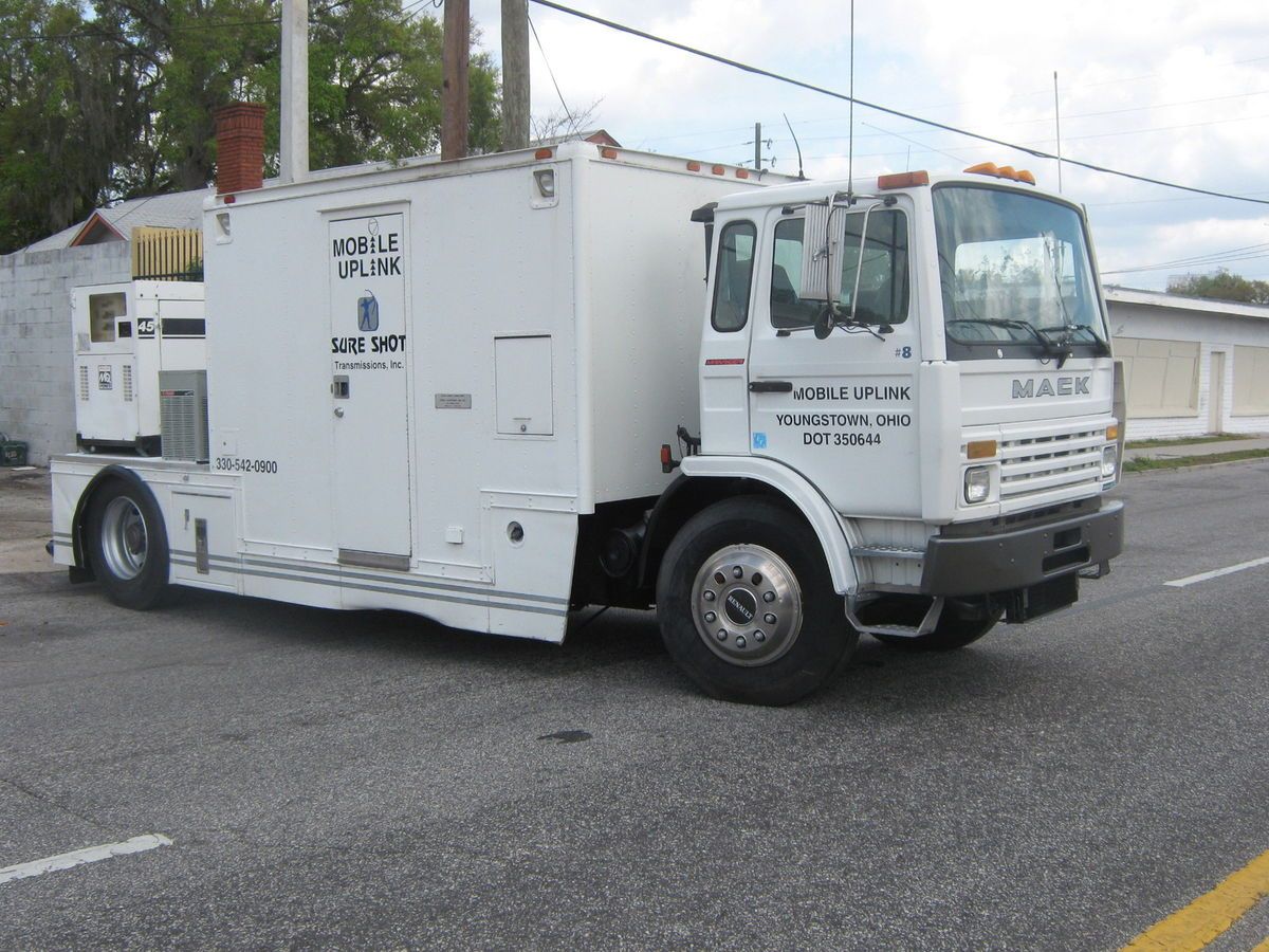 1998 Mack 00 satellite uplink truck